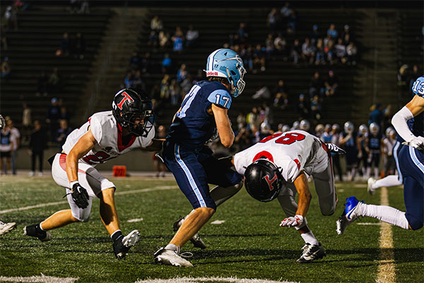 Tucker Murray (#17) evading defenders.