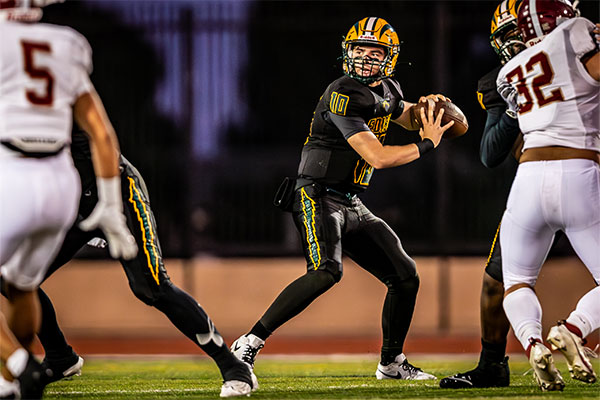 Sam Thomson (#10) locking in on his open receiver.