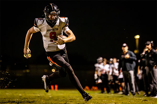 Brady Edmunds (#9) keeping the ball for a touch down.